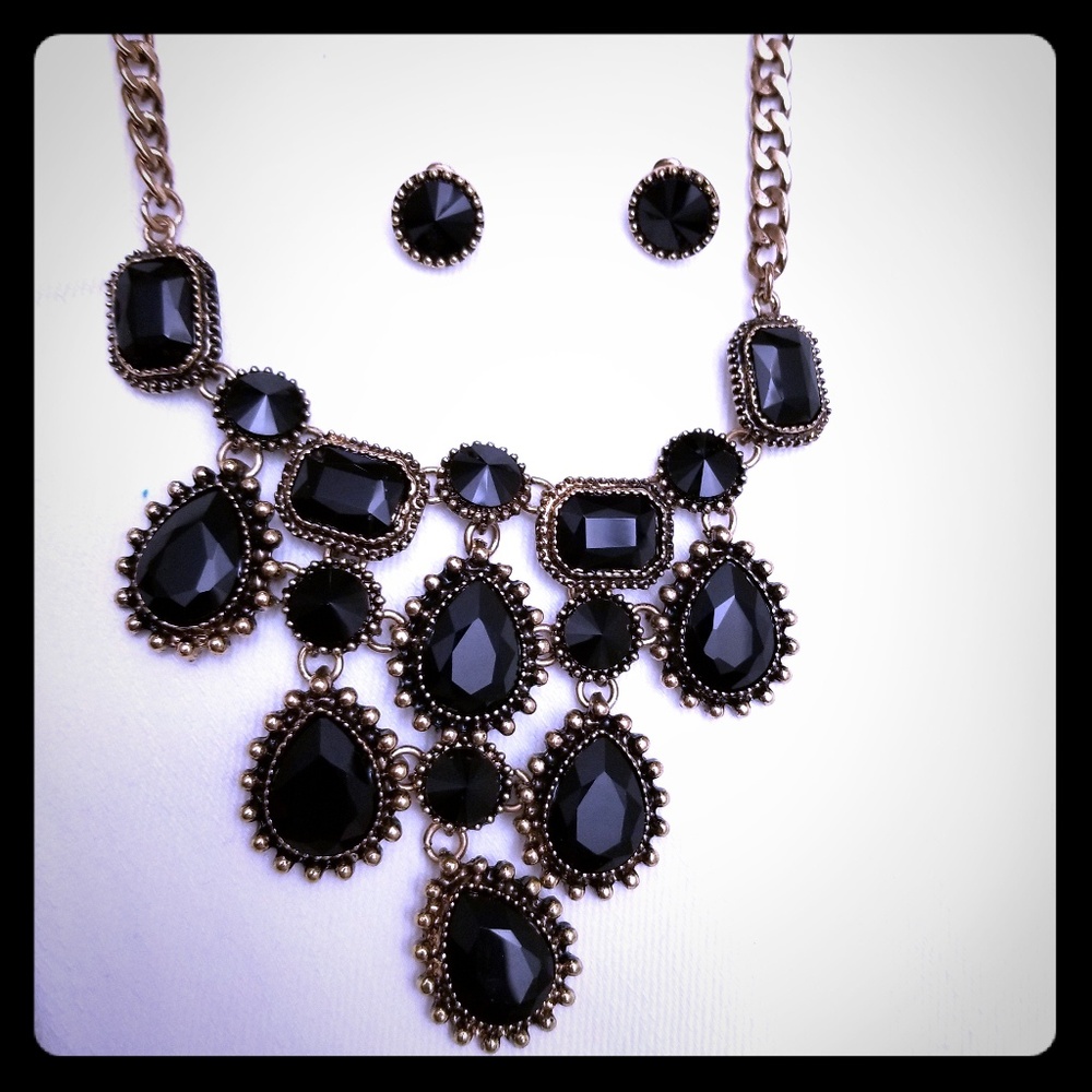 Neckpiece with matching earrings set